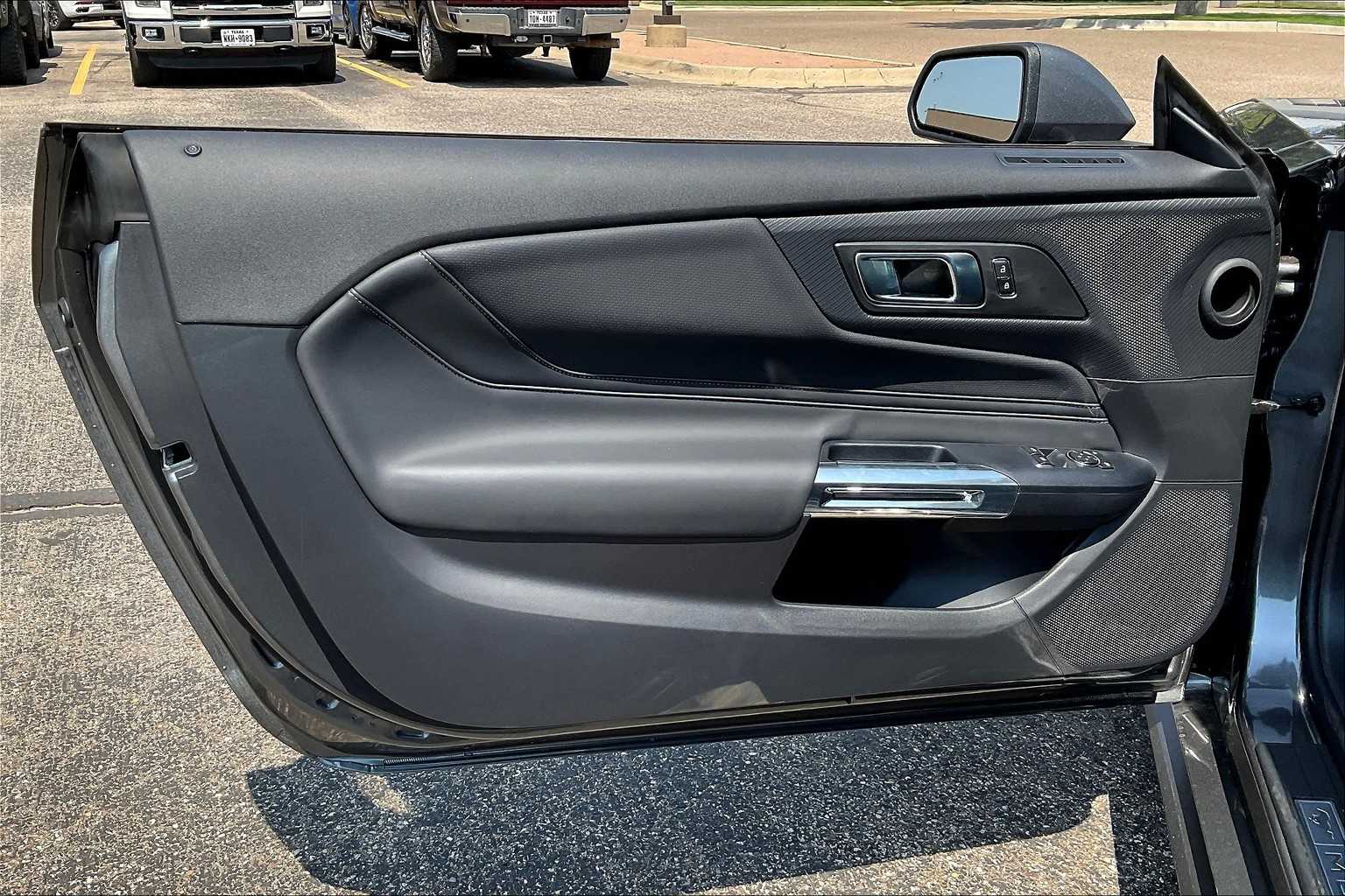 2025 Ford Mustang EcoBoost Premium photo 9