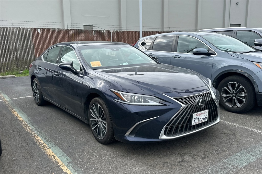 2023 Lexus ES 300h photo 2