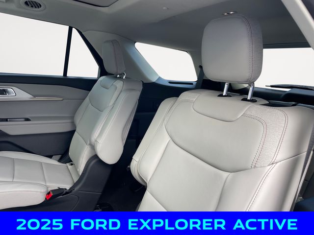 2025 Ford Explorer photo 13