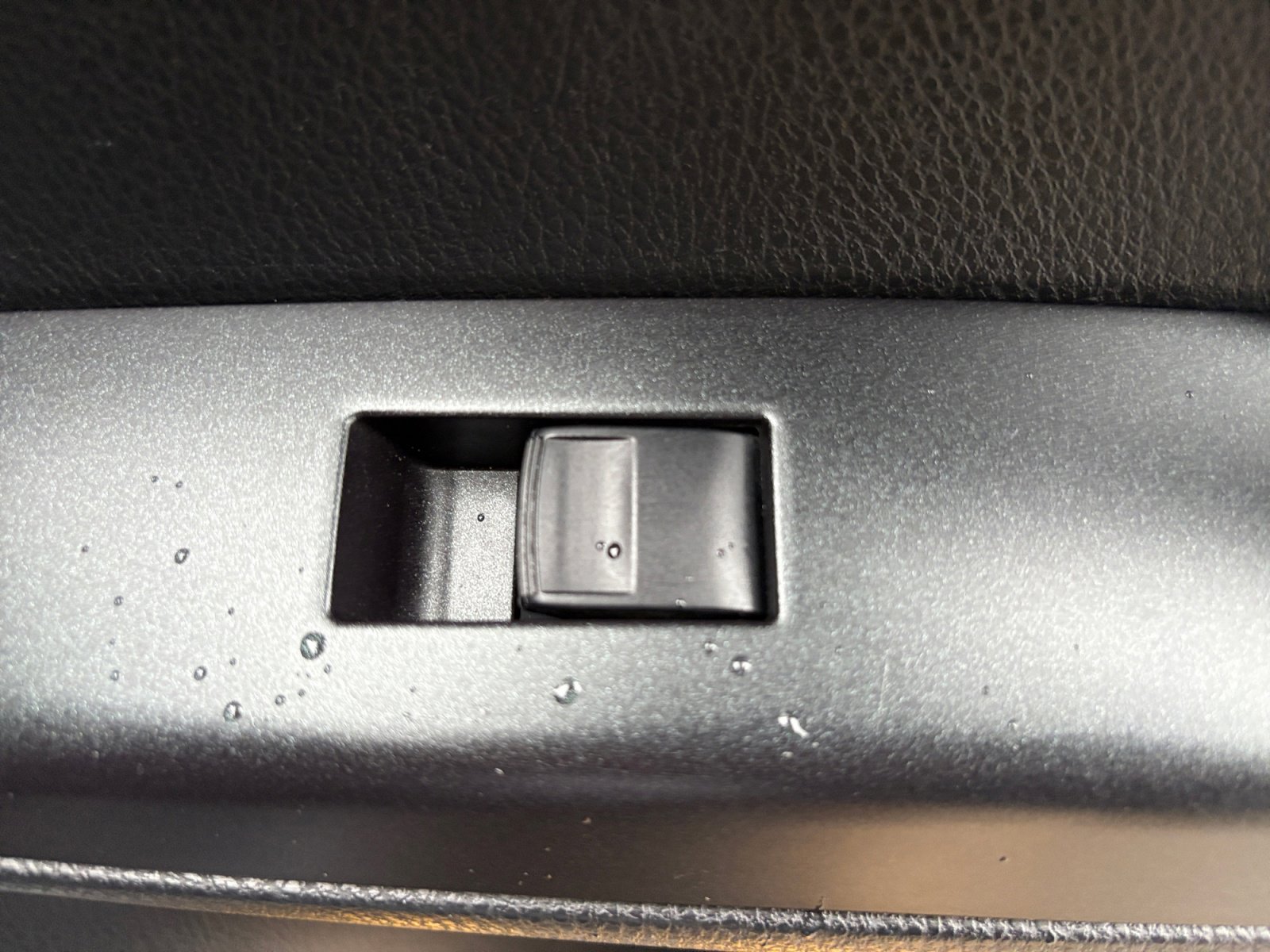 2018 Toyota RAV4 Hybrid XLE photo 31
