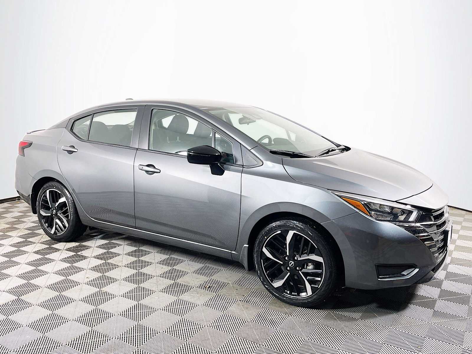 2024 Nissan Versa SR photo 3