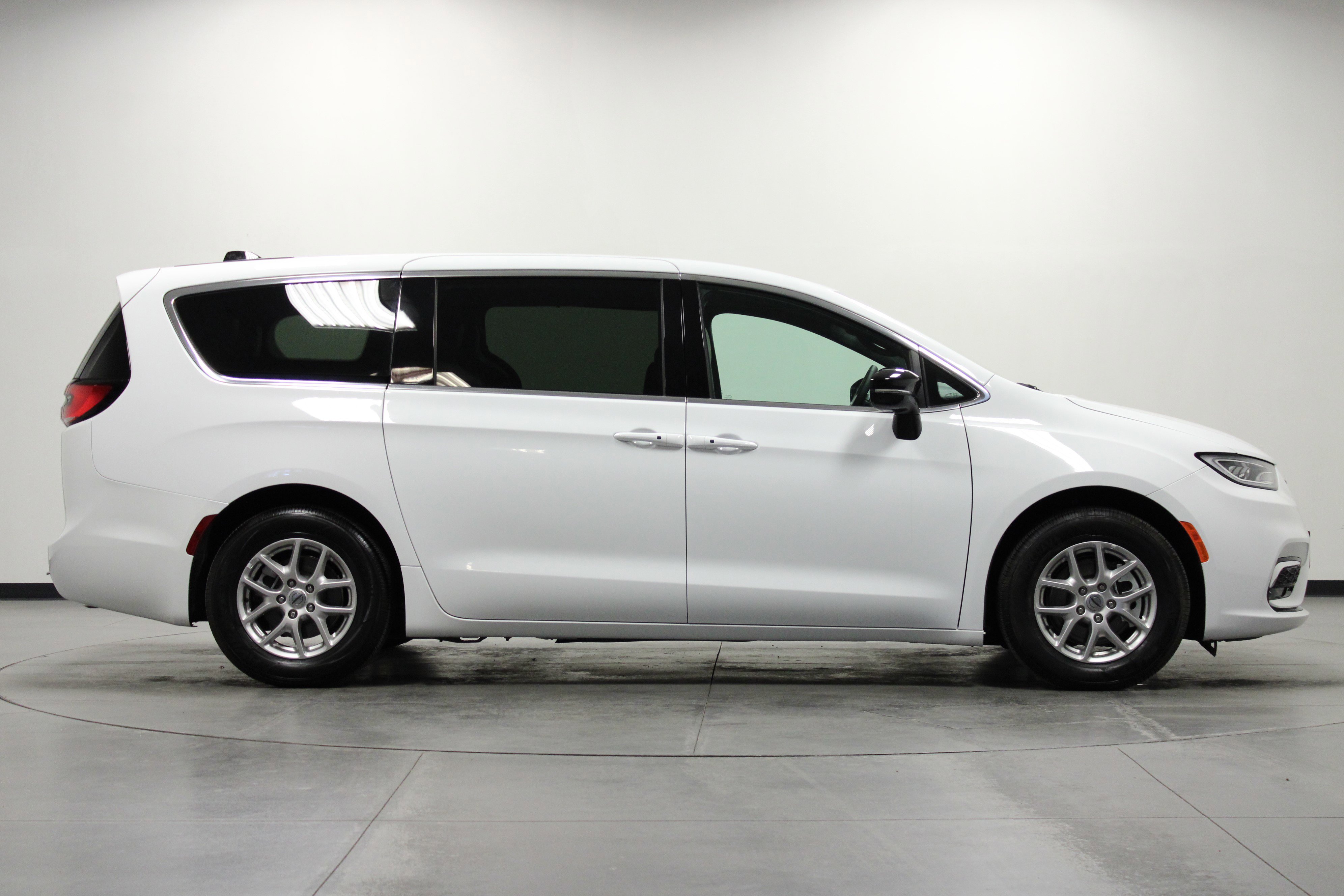 2025 Chrysler Pacifica photo 2