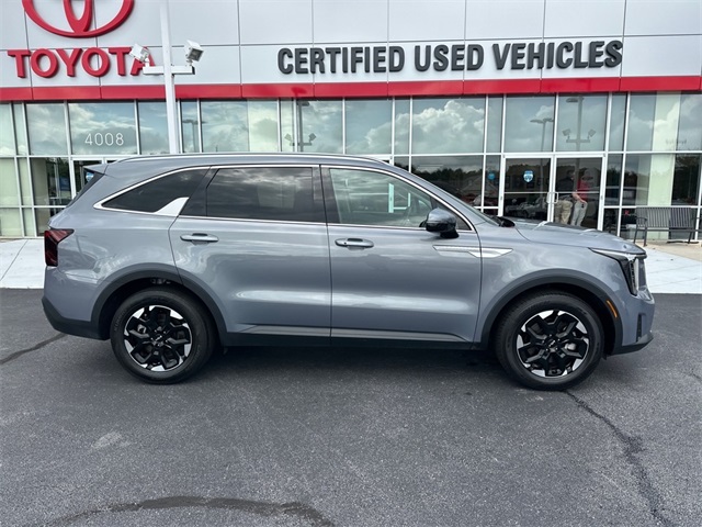 2024 Kia Sorento S photo 2