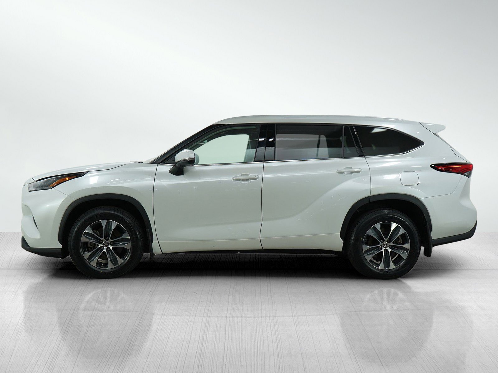 Used 2022 Toyota Highlander XLE with VIN 5TDGZRBHXNS560818 for sale in Bloomington, Minnesota
