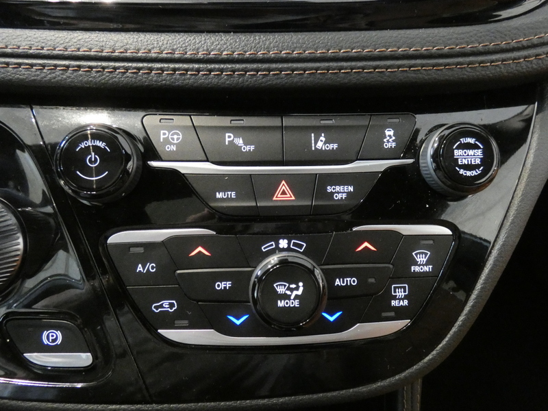 2024 Chrysler Pacifica Pinnacle photo 15