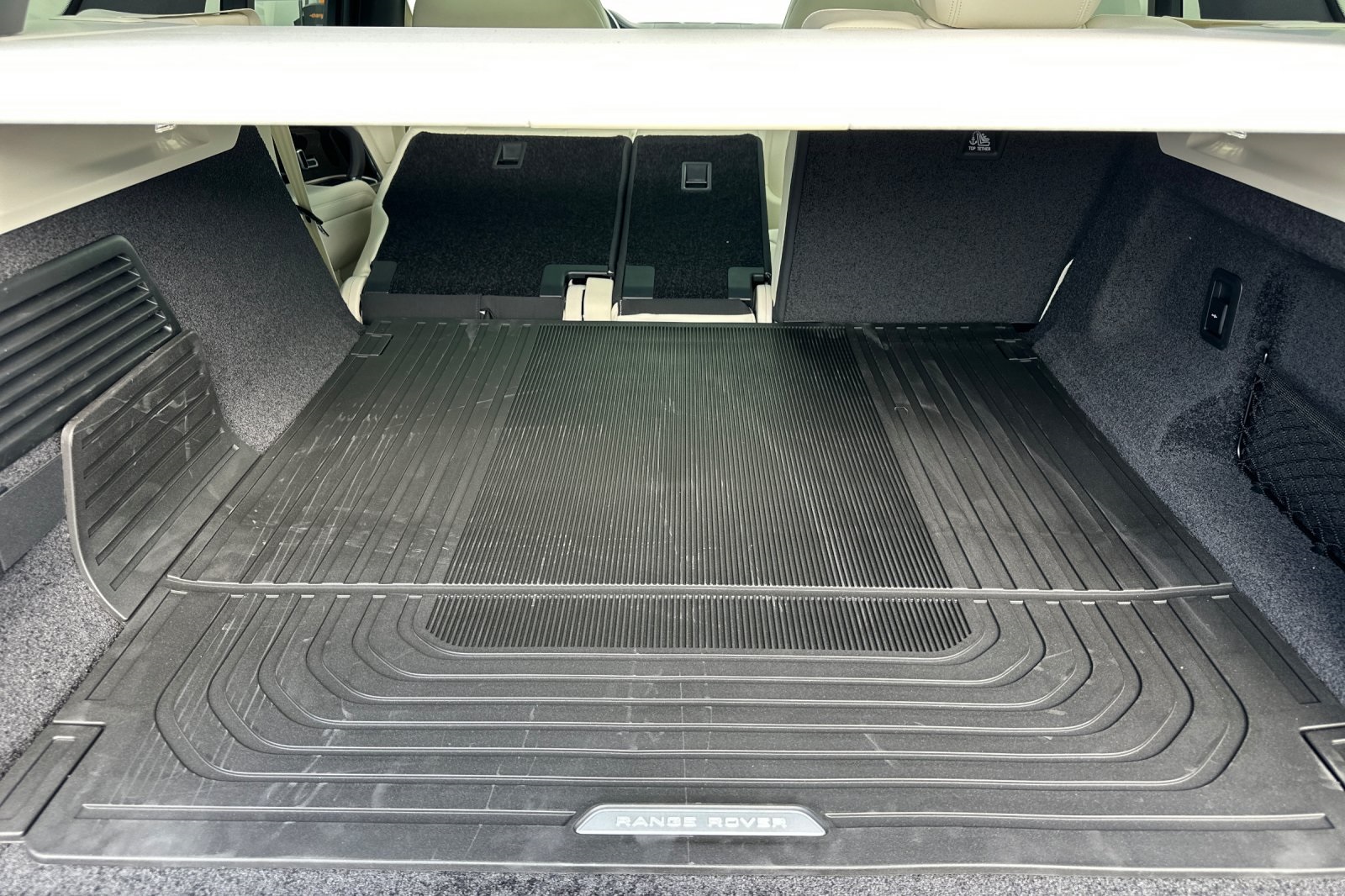 2025 Land Rover Range Rover SE photo 16