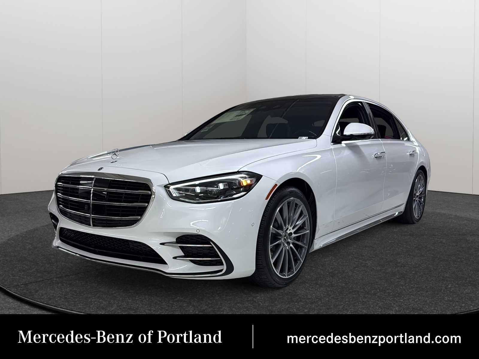 2025 Mercedes-Benz S-Class S 580e's photo