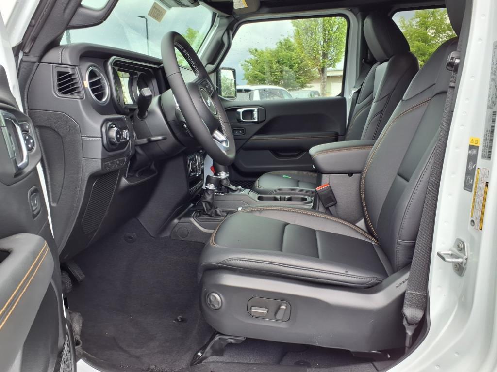 2025 Jeep Wrangler Sahara photo 4