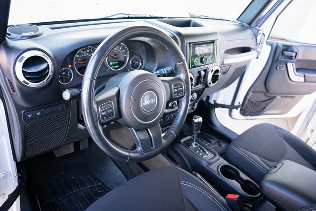 2015 Jeep Wrangler Unlimited Rubicon photo 15