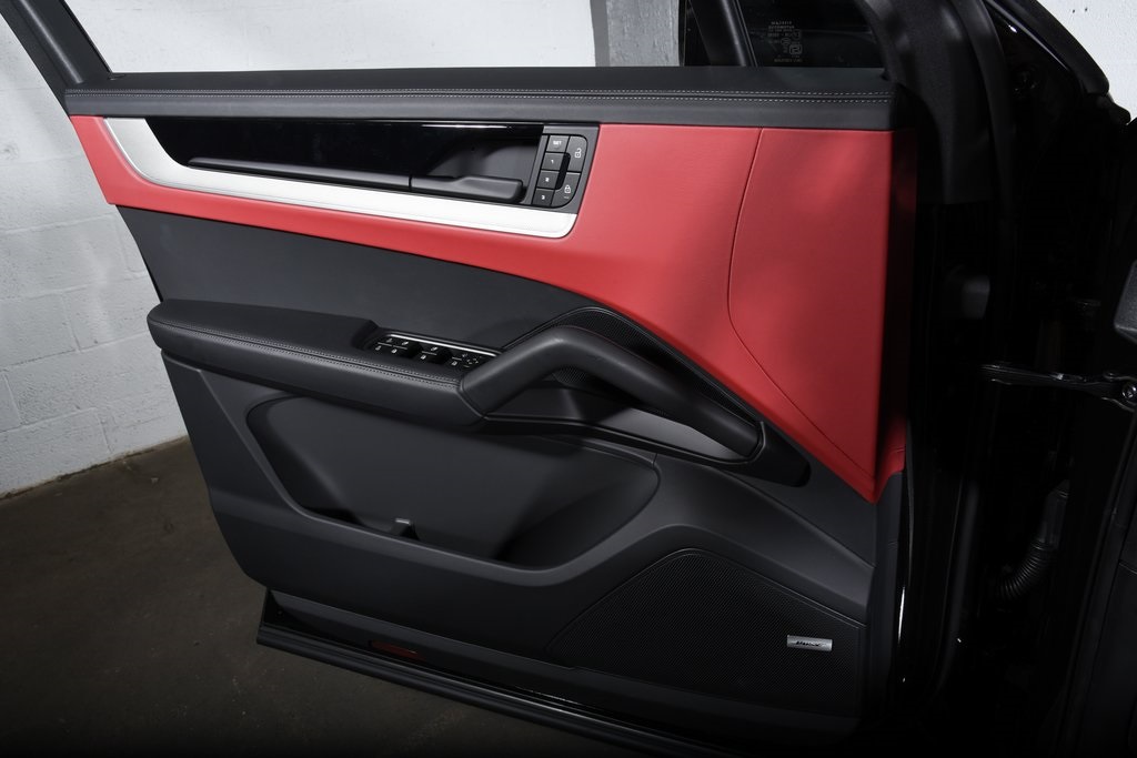 2025 Porsche Cayenne photo 30