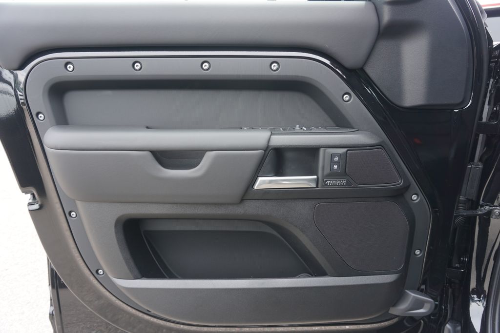 2025 Land Rover Defender 110 V8 photo 17