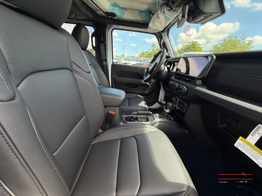 2025 Jeep Wrangler Sahara photo 4