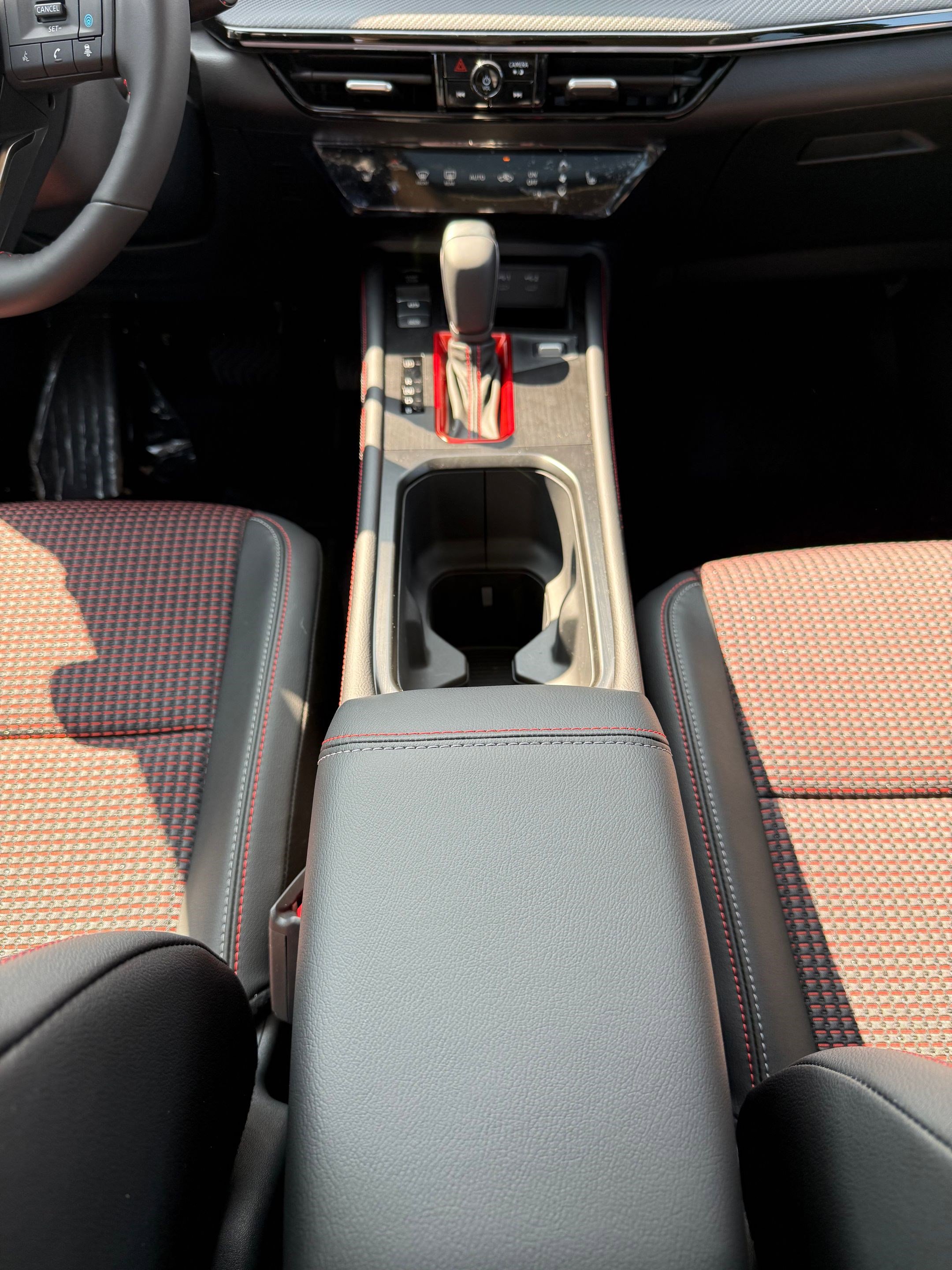 2025 Nissan Kicks SR photo 13