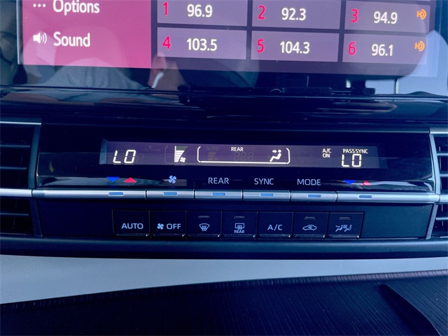 2024 Toyota Sienna LE photo 8