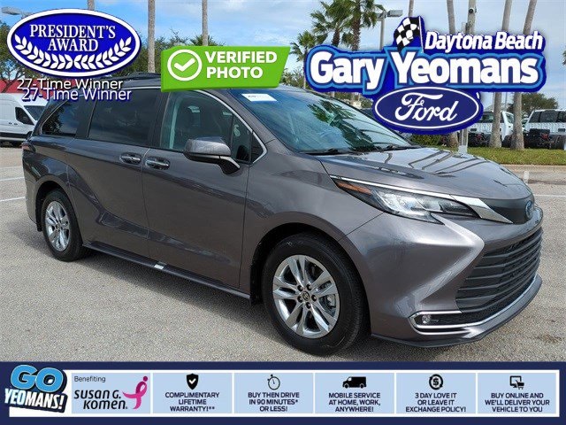 2022 Toyota Sienna XLE's photo