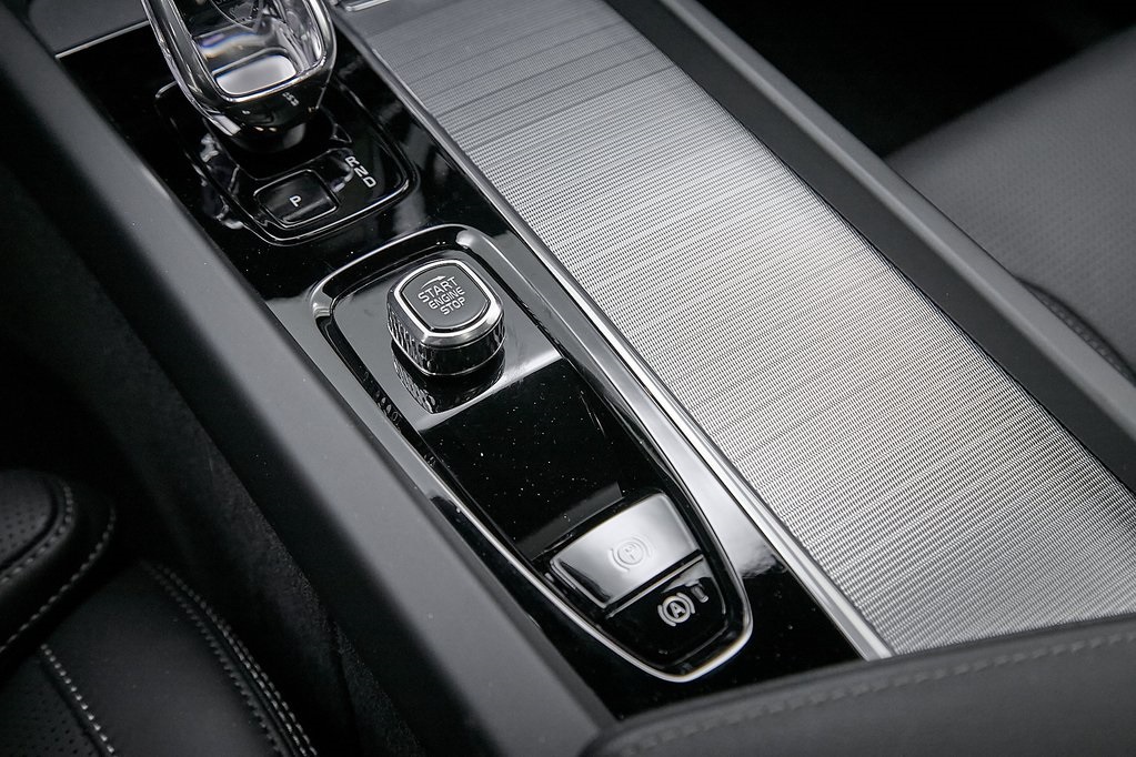 2025 VOLVO XC60 - Image 18