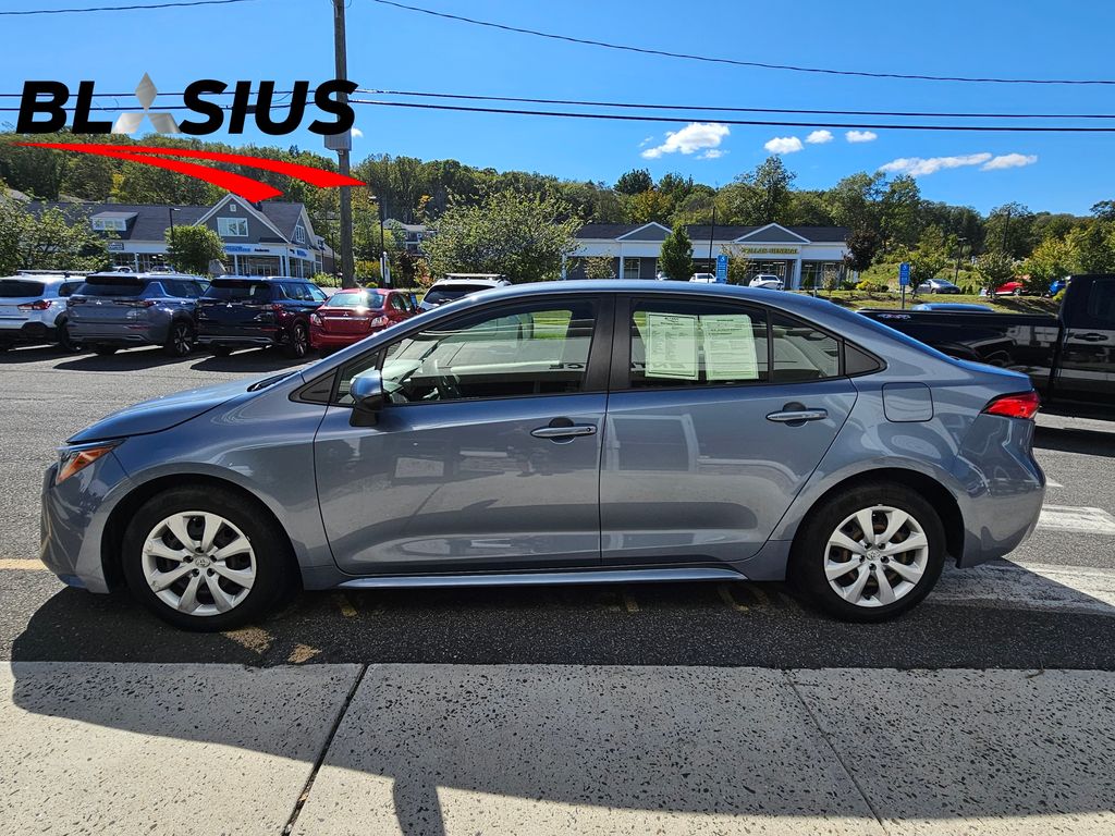 2022 Toyota Corolla LE photo 3