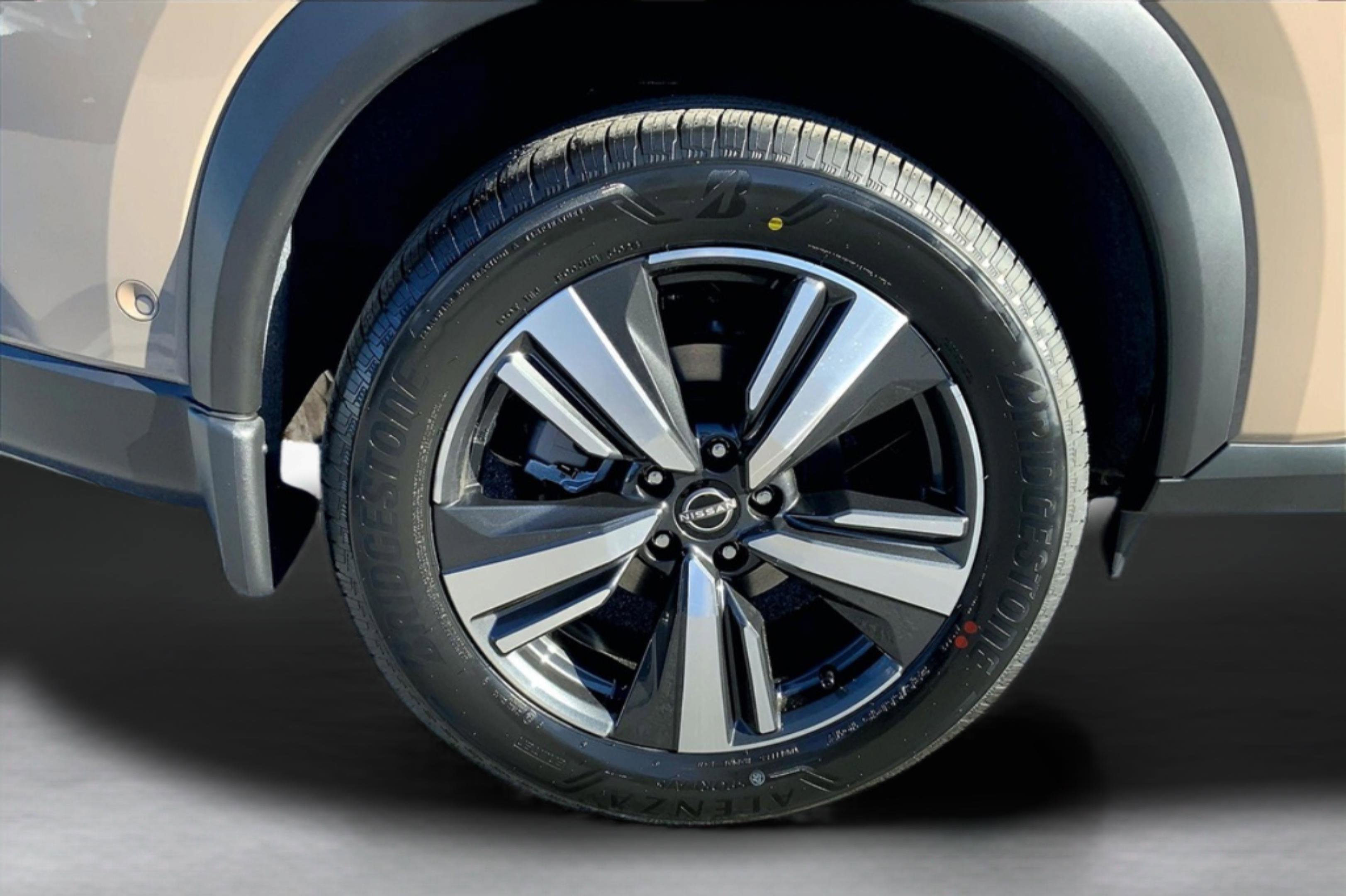 2025 Nissan Rogue SL photo 11