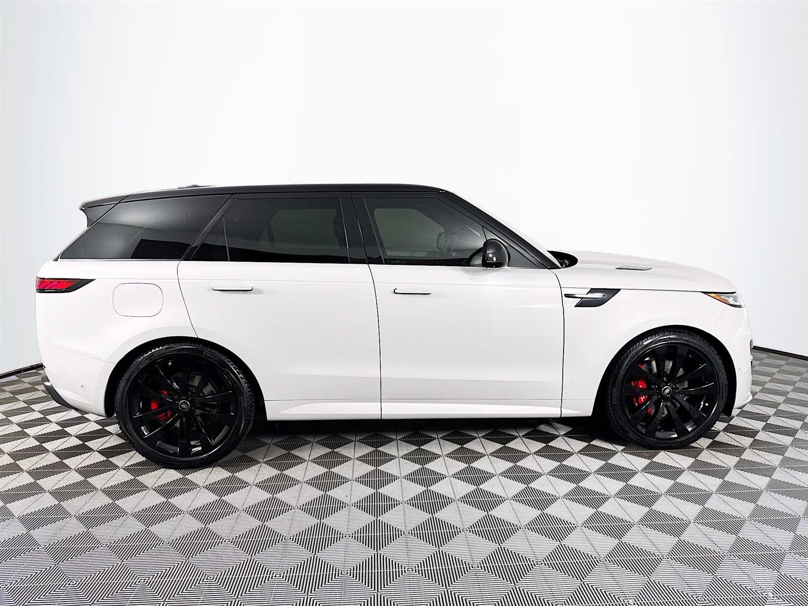 2024 Land Rover Range Rover Sport SE photo 2