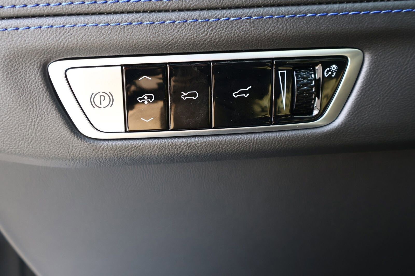 2025 Cadillac Escalade IQ Sport photo 3