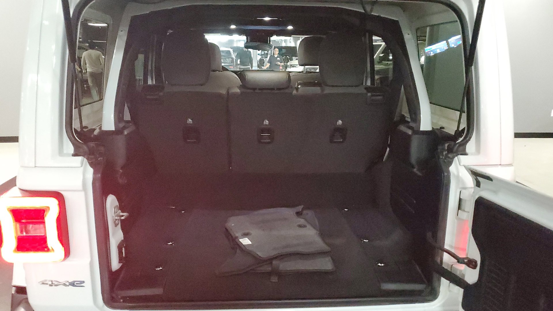 2024 Jeep Wrangler Sahara 4xe photo 9