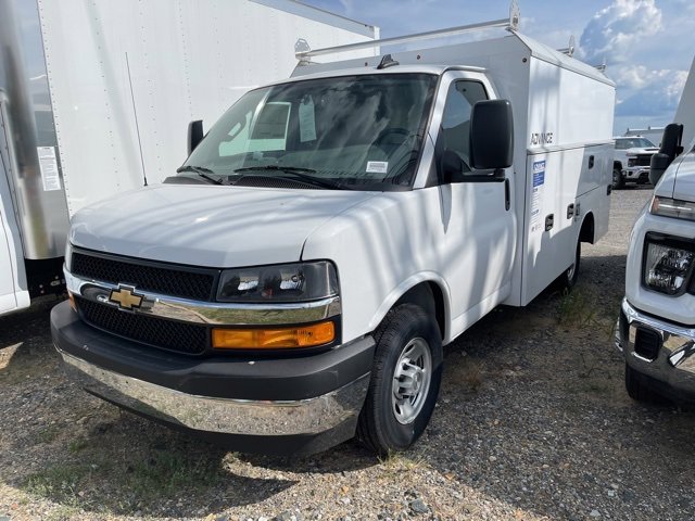2025 Chevrolet Express Cutaway 3500 photo 2