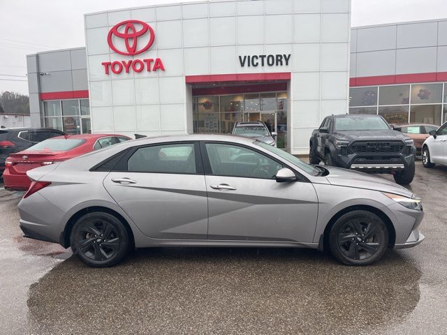 2023 Hyundai Elantra SEL photo 2