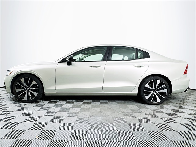 2022 Volvo S60 B5 Momentum photo 3