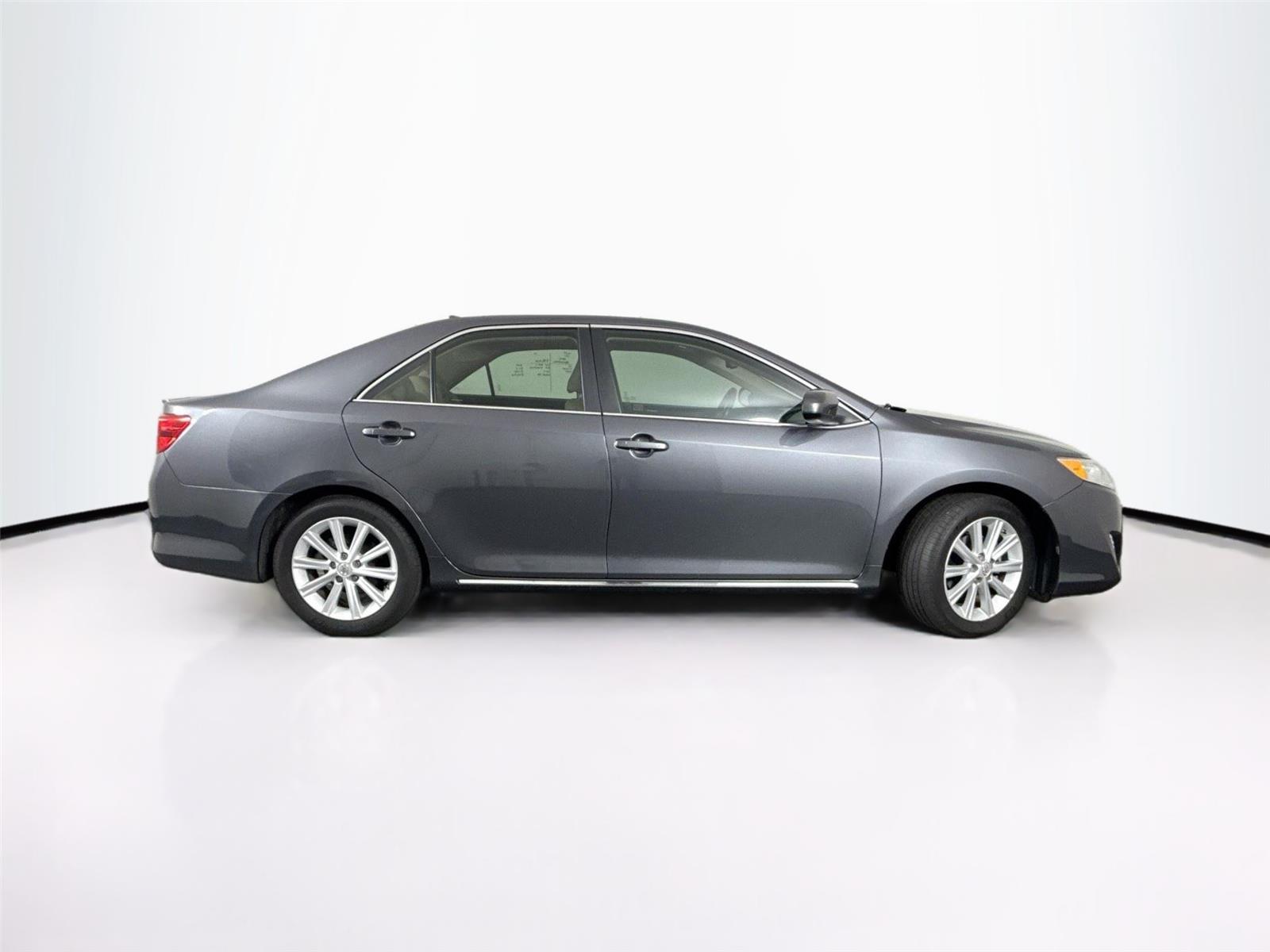 2013 Toyota Camry SE photo 2