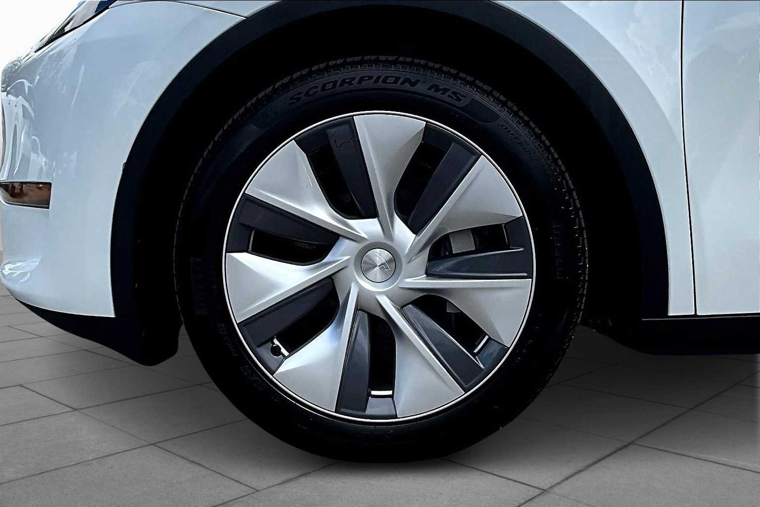 2024 Tesla Model Y Long Range photo 10