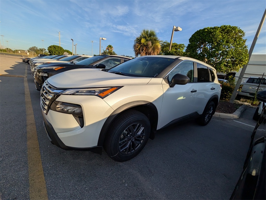 2025 Nissan Rogue S photo 4