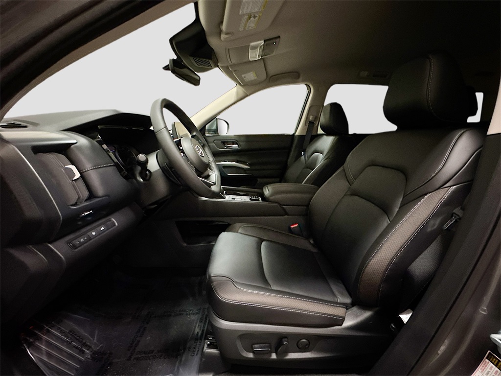 2025 Nissan Pathfinder SL photo 3