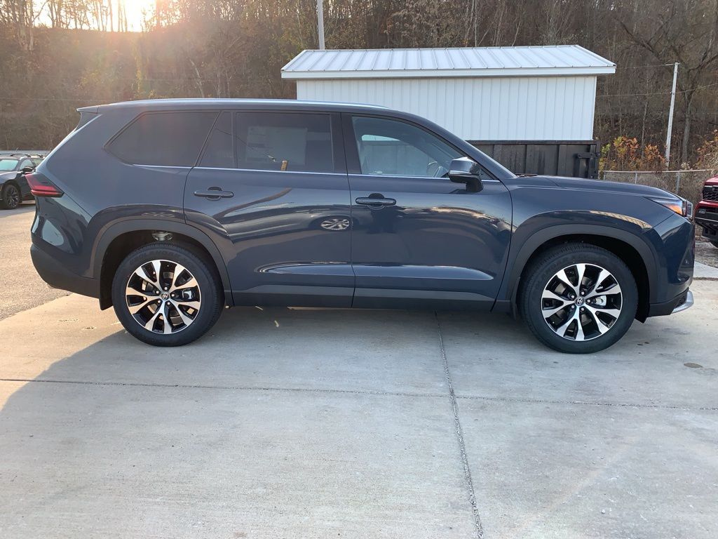 2026 Toyota Highlander Hybrid Limited photo 2