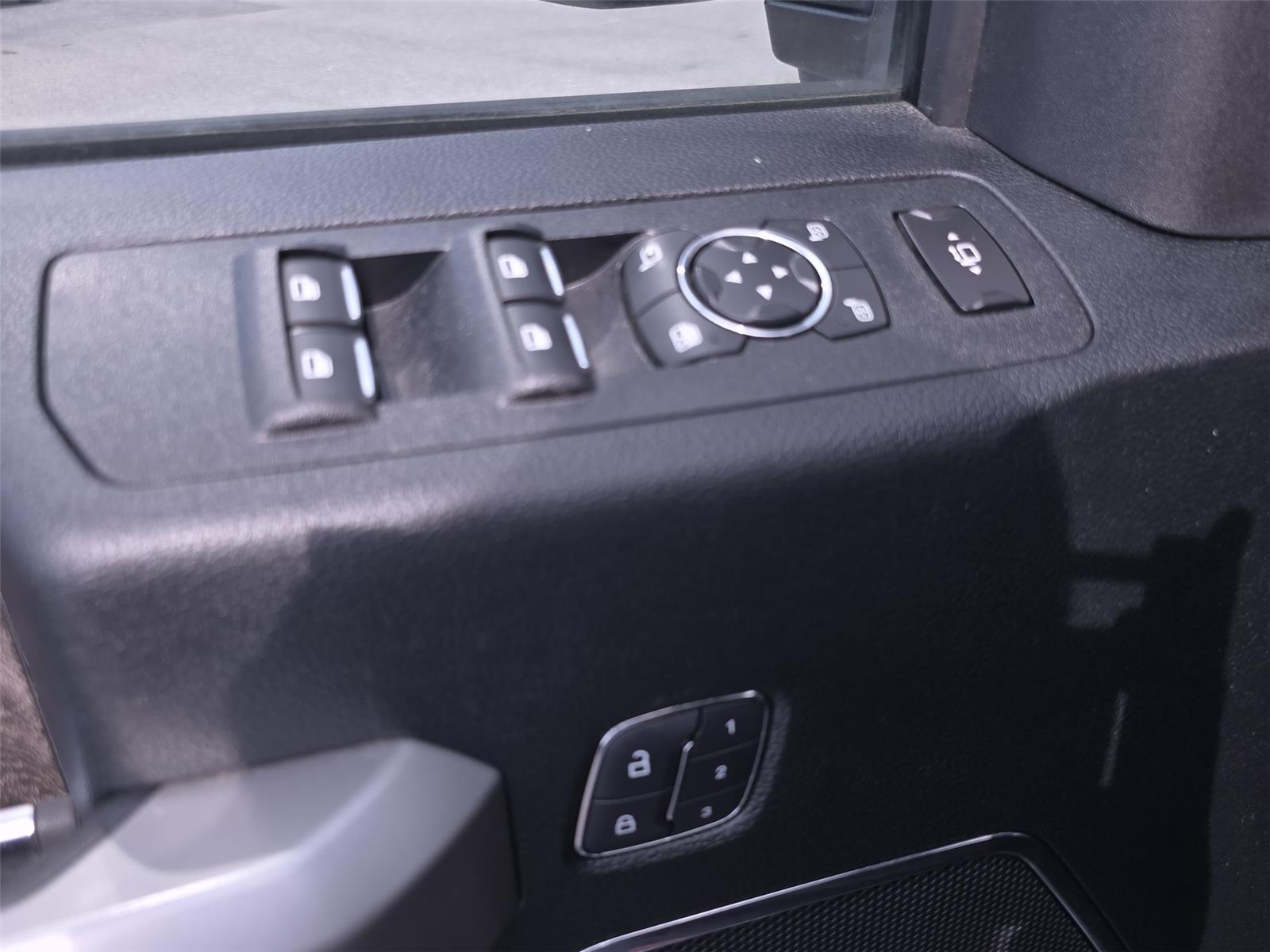 2018 Ford F-250 Lariat photo 24