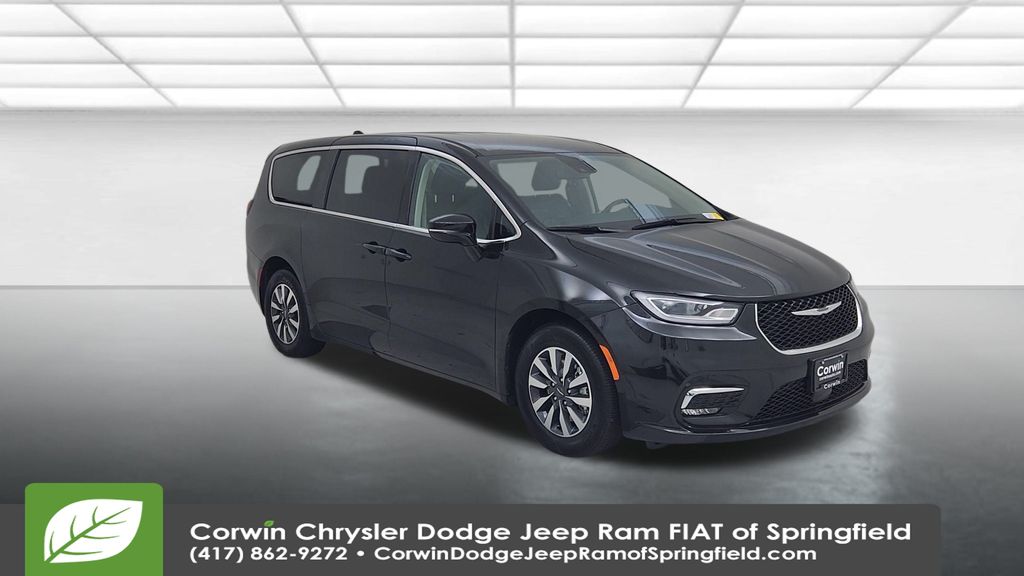 2024 Chrysler Pacifica Hybrid photo 3