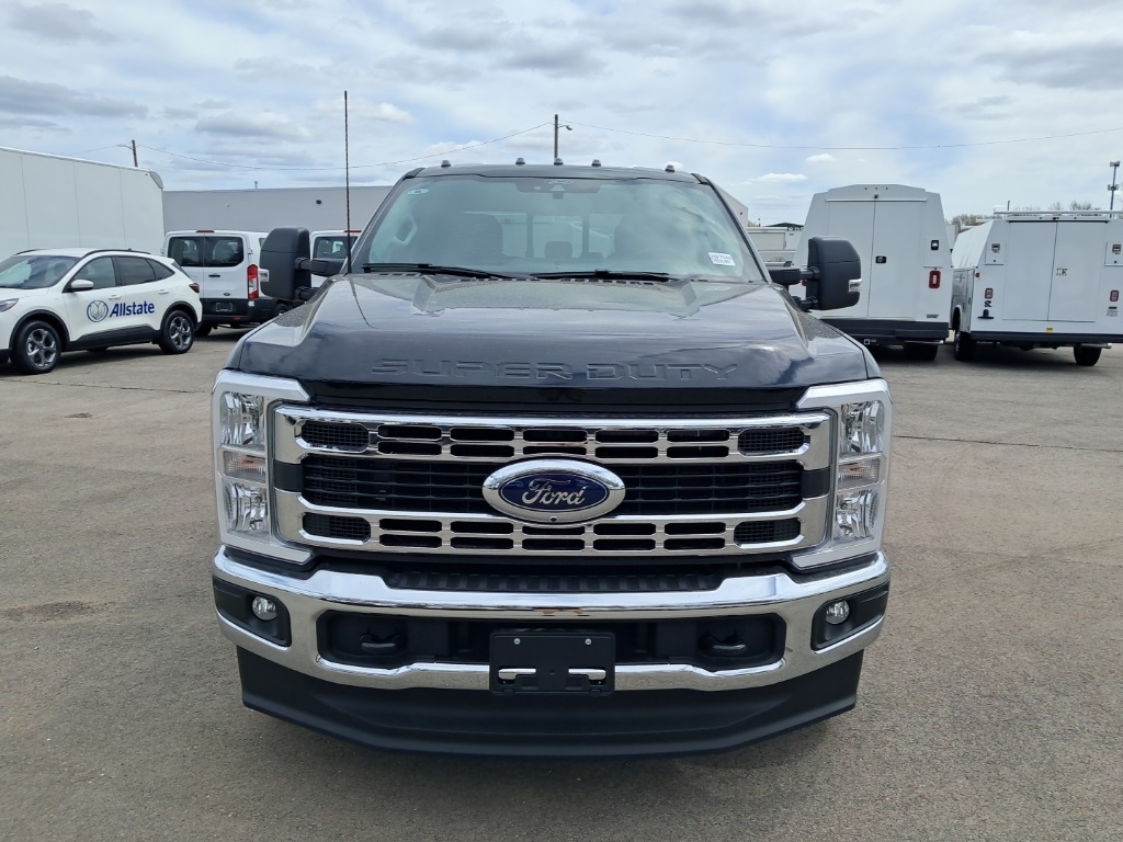 2025 Ford F-350 XLT photo 2