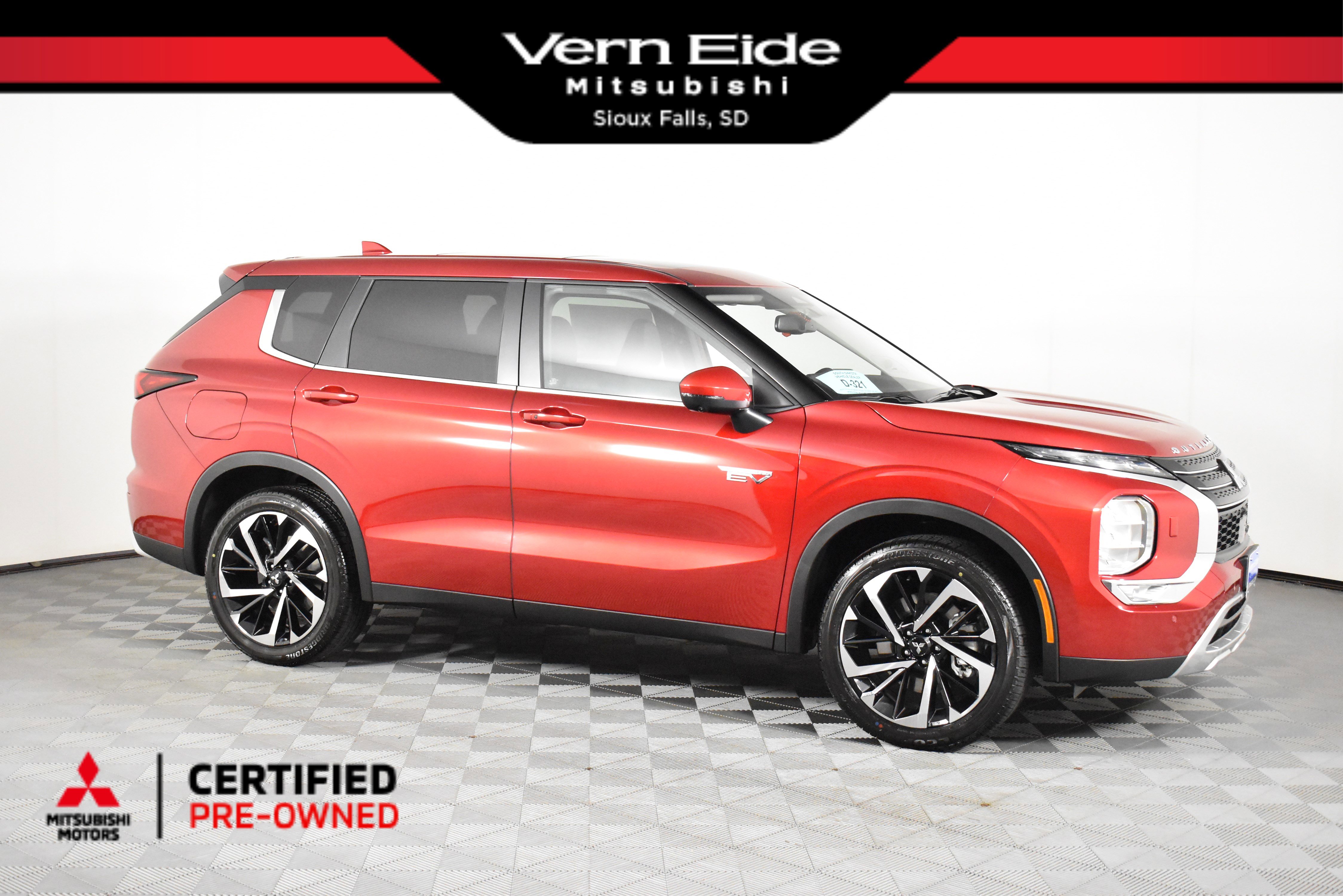 2025 Mitsubishi Outlander Plug-in Hybrid SE's photo