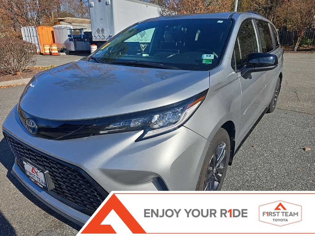 2025 Toyota Sienna XSE's photo