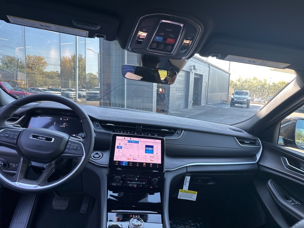 2025 Jeep Grand Cherokee Limited photo 3
