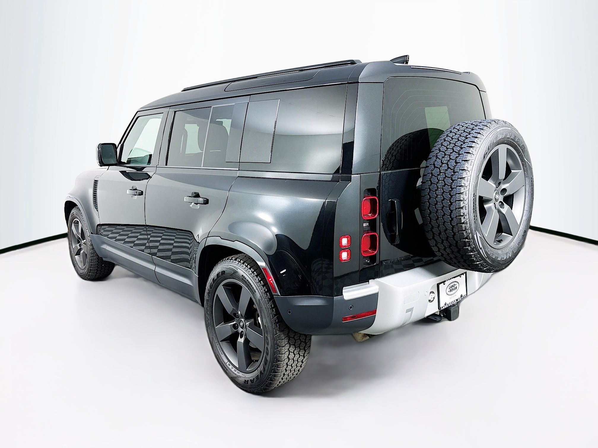 2025 Land Rover Defender 110 S photo 4