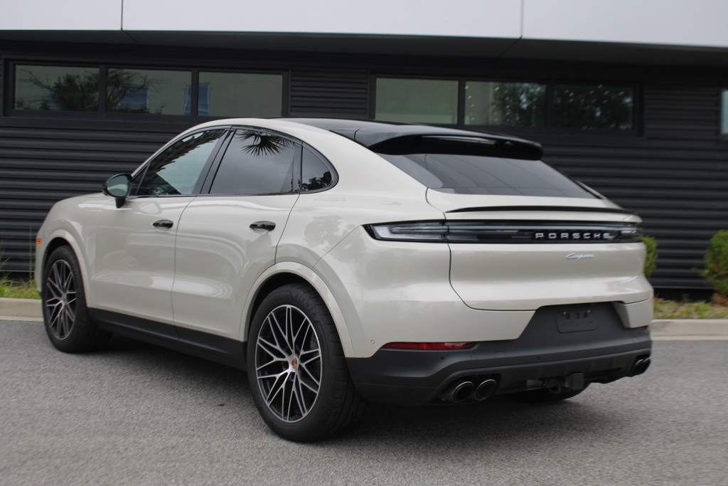 2025 Porsche Cayenne Coupe Base photo 3