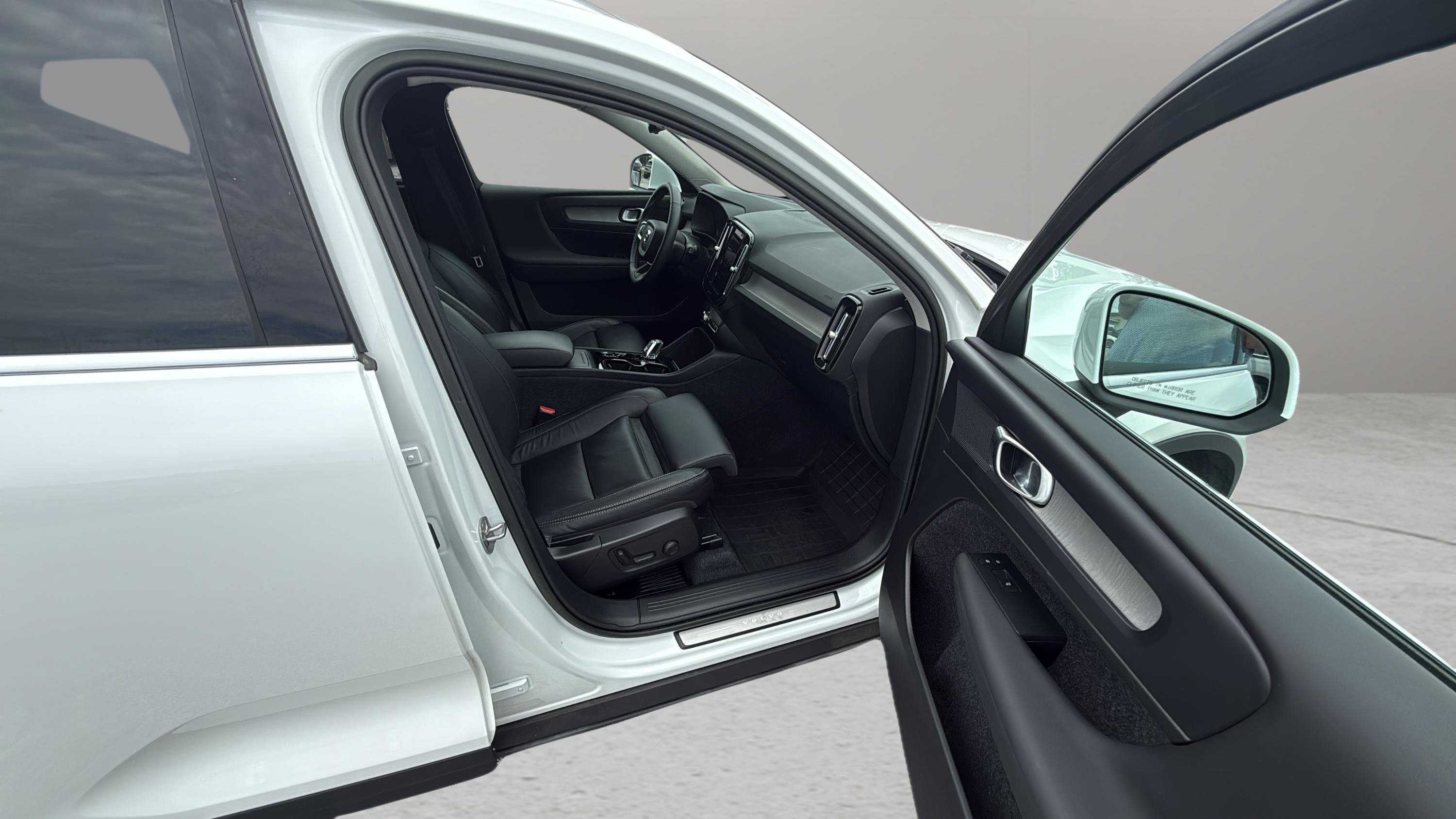 2023 Volvo XC40 Plus photo 14