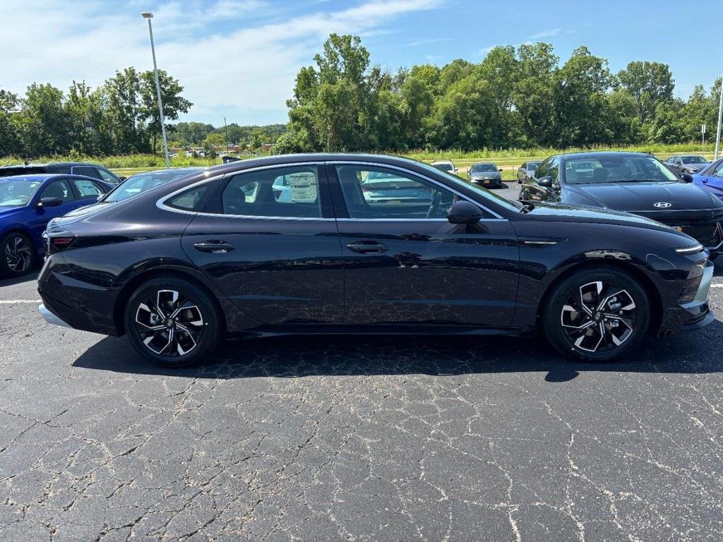 2025 Hyundai Sonata SEL photo 2