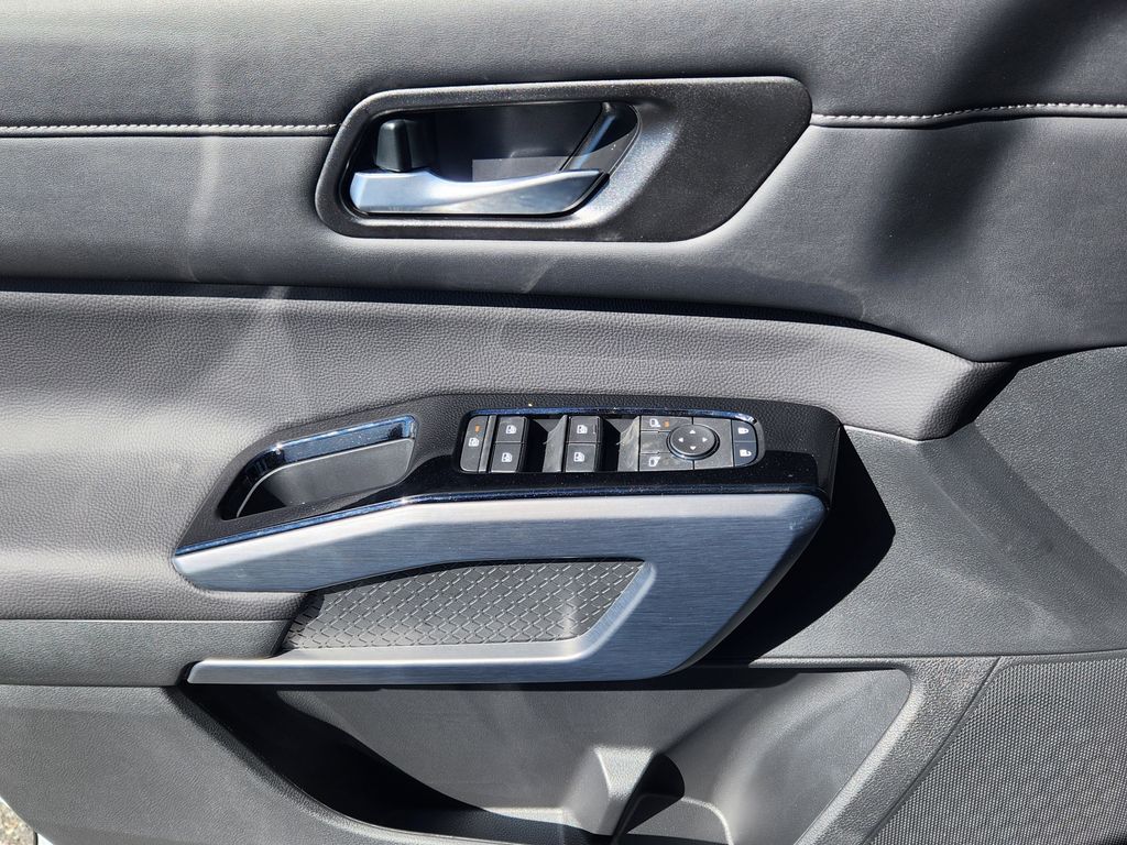 2025 Nissan Pathfinder SL photo 9