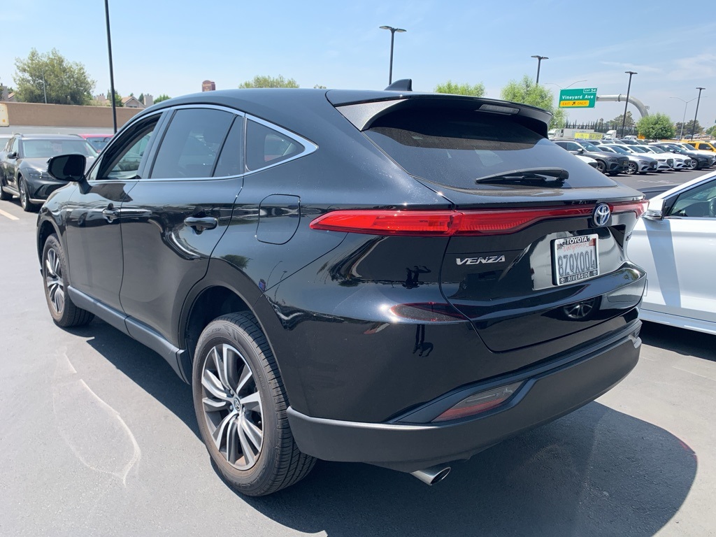 2022 Toyota Venza LE photo 2