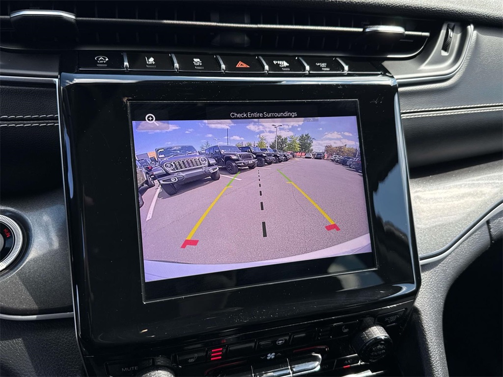 2023 Jeep Grand Cherokee Laredo photo 14