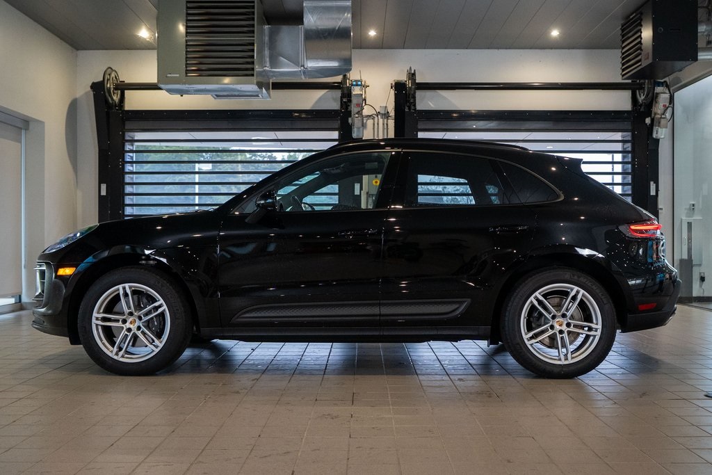 2025 Porsche Macan Base photo 2