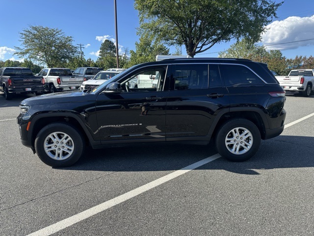 2022 Jeep Grand Cherokee Laredo photo 2