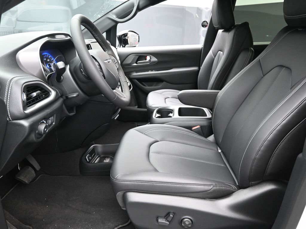 2026 Chrysler Pacifica photo 13