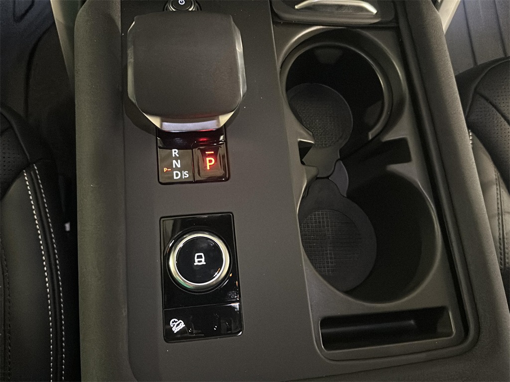 2025 Land Rover Discovery SE photo 19